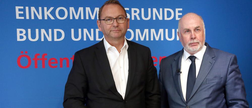 Frank Werneke (l.), Vorsitzender der Gewerkschaft Verdi, und Ulrich Silberbach, dbb Beamtenbund, beantworten auf einer Pressekonferenz der Gewerkschaften zu Forderungen für die Tarifverhandlungen im öffentlichen Dienst von Bund und Kommunen Fragen von Journalisten.