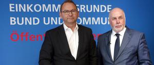 Frank Werneke (l.), Vorsitzender der Gewerkschaft Verdi, und Ulrich Silberbach, dbb Beamtenbund, beantworten auf einer Pressekonferenz der Gewerkschaften zu Forderungen für die Tarifverhandlungen im öffentlichen Dienst von Bund und Kommunen Fragen von Journalisten.