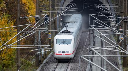 Das „Future Railway Mobile Communication System“ soll mithilfe von 5G-Verbindungen den Bahnverkehr zuverlässiger machen.