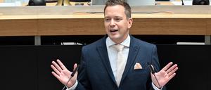 Sebastian Schlüsselburg (Die Linke) spricht während der Plenarsitzung im Berliner Abgeordnetenhaus.