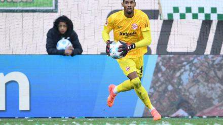 Eintracht Frankfurt verlängert den Vertrag mit Kaua Santos vorzeitig.
