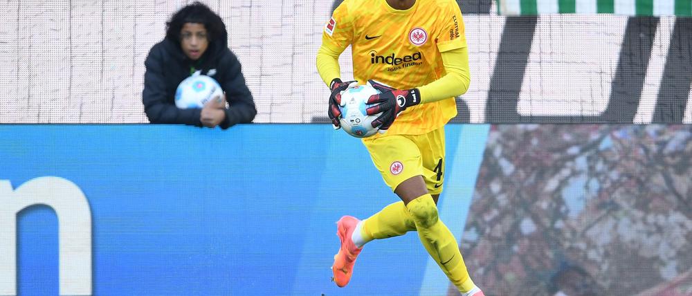 Eintracht Frankfurt verlängert den Vertrag mit Kaua Santos vorzeitig.