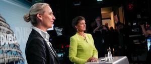 Alice Weidel (l) und Sahra Wagenknecht beim TV-Duell bei dem Nachrichtensender Welt-TV.