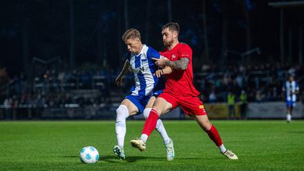 Fussball, Herren, Saison 2024/2025, Testspiel, Hertha 03 Zehlendorf - Hertha BSC, v. l. Luca Schuler Hertha BSC, Jake Wilton Hertha 03, 09.10. 2024, *** Soccer, Men, Season 2024 2025, Test match, Hertha 03 Zehlendorf Hertha BSC, f l Luca Schuler Hertha BSC , Jake Wilton Hertha 03 , 09 10 2024, Copyright: xSebastianxRäppold/MatthiasxKochx