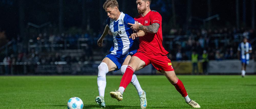 Fussball, Herren, Saison 2024/2025, Testspiel, Hertha 03 Zehlendorf - Hertha BSC, v. l. Luca Schuler Hertha BSC, Jake Wilton Hertha 03, 09.10. 2024, *** Soccer, Men, Season 2024 2025, Test match, Hertha 03 Zehlendorf Hertha BSC, f l Luca Schuler Hertha BSC , Jake Wilton Hertha 03 , 09 10 2024, Copyright: xSebastianxRäppold/MatthiasxKochx