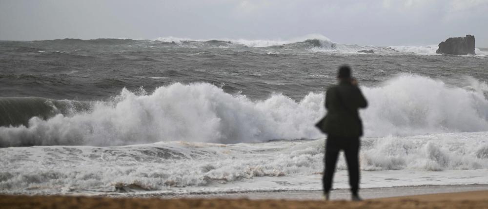 Das aufgewühlte Meer im Küstenresorts Nazaré Beach in Portgal, wo Sturmtief „Kirk“ ebenfalls wütete.