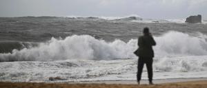 Das aufgewühlte Meer im Küstenresorts Nazaré Beach in Portgal, wo Sturmtief „Kirk“ ebenfalls wütete.