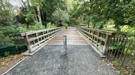 alte Holzbrücke wird neu gebaut - Südpark Berlin-Spandau