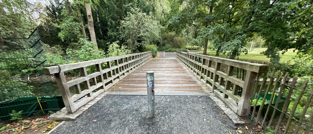 alte Holzbrücke wird neu gebaut - Südpark Berlin-Spandau