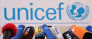 Zahlreiche Mikrofone stehen in Berlin vor einer Pressekonferenz zur Situation von UNICEF. (Archivbild)