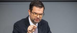 Marco Buschmann (FDP), Bundesminister der Justiz, spricht in der Debatte zur Ersten Lesung mehrerer Gesetzentwürfe zum Themenkomplex Zuwanderung und innere Sicherheit, dem sogenannten Sicherheitspaket der Bundesregierung.