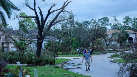 Vor dem Hurrikan Milton begutachten die Bewohner von Binks Estate die Schäden in ihrer Gemeinde, die durch einen Tornado verursacht wurden, der am 9. Oktober 2024 in Wellington, Florida, gegen 17:30 Uhr niederging und unter anderem Häuser in Banks Estate und The Preserve traf. 