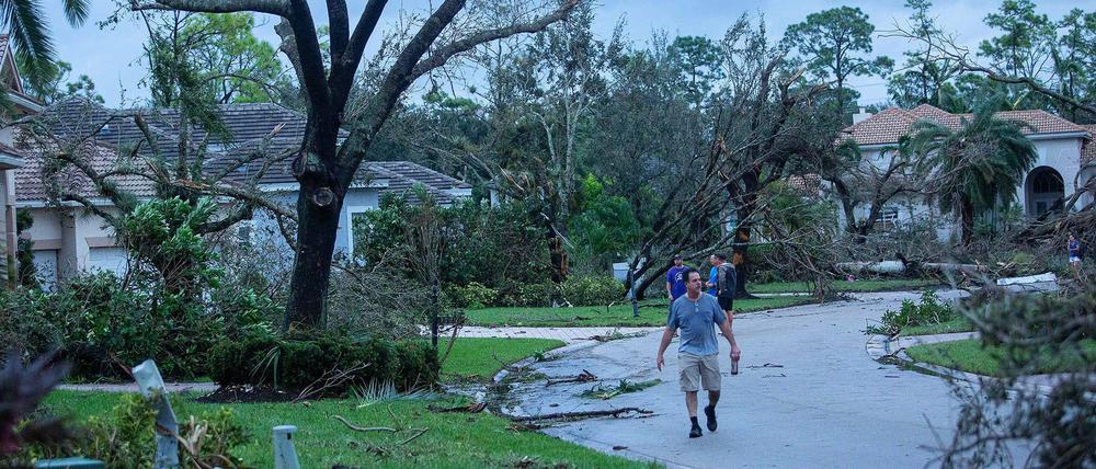 Vor dem Hurrikan Milton begutachten die Bewohner von Binks Estate die Schäden in ihrer Gemeinde, die durch einen Tornado verursacht wurden, der am 9. Oktober 2024 in Wellington, Florida, gegen 17:30 Uhr niederging und unter anderem Häuser in Banks Estate und The Preserve traf. 
