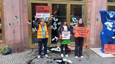 Deutsche-Bank-Protest: Aktivist:innen der Letzten Generation schütteten Fake-Öl an die Fassade der Deutschen Bank in Berlin.