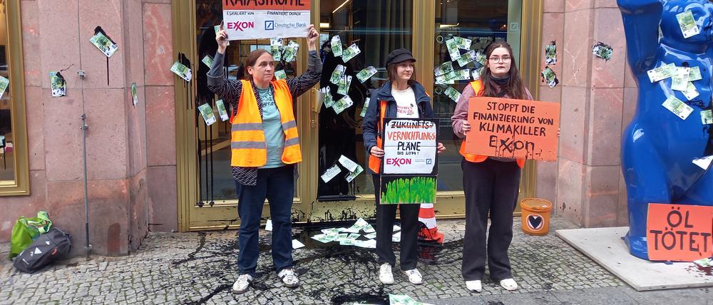 Deutsche-Bank-Protest: Aktivist:innen der Letzten Generation schütteten Fake-Öl an die Fassade der Deutschen Bank in Berlin.