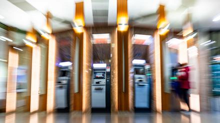 Wegen eines Streiks der Geld- und Werttransporteure war es zu Bargeldengpässen gekommen. Jetzt ist ein Großteil der betroffenen Berliner Geldautomaten ist wieder in Betrieb.