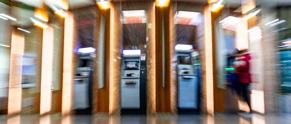 Wegen eines Streiks der Geld- und Werttransporteure war es zu Bargeldengpässen gekommen. Jetzt ist ein Großteil der betroffenen Berliner Geldautomaten ist wieder in Betrieb.