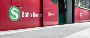 Eine S-Bahn steht mit geöffneten Türen an einem Bahnsteig.
