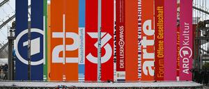 In Treue fest, zumindest nach außen. Bei der Leipziger Buchmesse war auch in diesem Jahr das 3sat-Logo noch stolz vertreten.