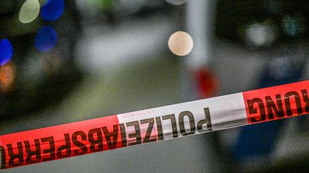 Flatterband der Polizei hängt an einem Tatort (Symbolbild).