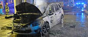 Ein ausgebranntes Autowrack steht an einer Tankstelle in Gütersloh.
