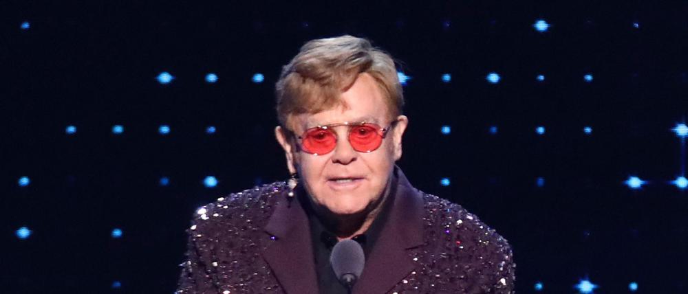 Der 77-jährige Popstar Elton John ließ sich zu einem derben Witz über Tesla-Chef Elon Musk hinreißen.