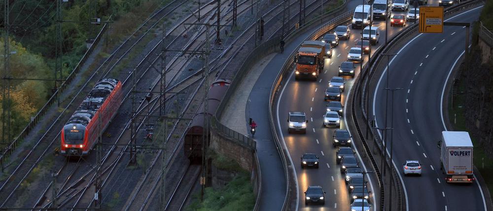 Für die Sanierung maroder Straßen, Schienen und Brücken schlagen die Verkehrsminister der Länder ein milliardenschweres Sondervermögen vor (Symbolbild).