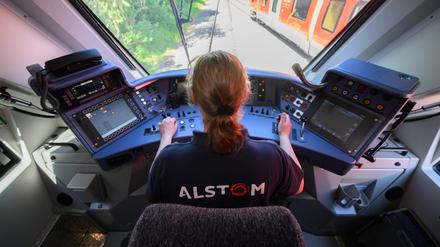 Eine Mitarbeiterin aus dem Werk Salzgitter steuert einen Wasserstoffzug von Alstom. 