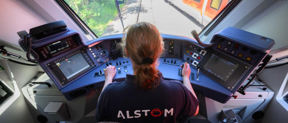 Eine Mitarbeiterin aus dem Werk Salzgitter steuert einen Wasserstoffzug von Alstom.