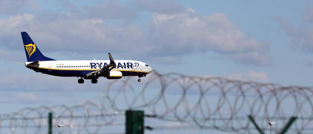 Ein Fluzeug mit der Aufrischft „Ryanair“ im Landeanaflug am Flughafen BER in Brandenburg, Deutschland.