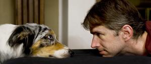 Besonders der Blick in die Augen verstärkt den Gleichklang der Gehirne.