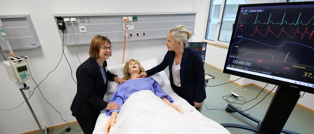 Gesundheitsministerin Ursula Nonnemacher (l.) mit Sabrina Preusche, Leiterin des Skills Lab, und Patientenpuppe Susi. 