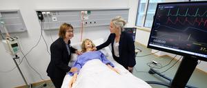 Gesundheitsministerin Ursula Nonnemacher (l.) mit Sabrina Preusche, Leiterin des Skills Lab, und Patientenpuppe Susi. 