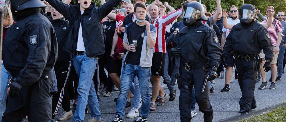 Die Stimmung zwischen Fans und Polizei ist angespannt.