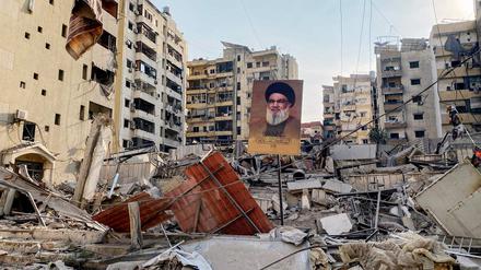 Porträt des ermordeten Hisbollah-Führers Hassan Nasrallah im Beiruter Vorort  Rouweiss.  