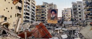 Porträt des ermordeten Hisbollah-Führers Hassan Nasrallah im Beiruter Vorort  Rouweiss.  