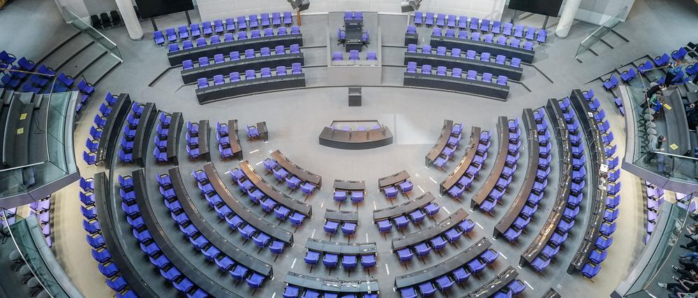 Blick in das leere Plenum des Bundestags in Berlin.