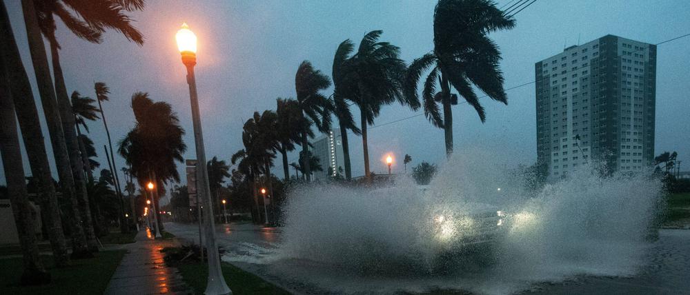 „Milton“ hat Florida erreicht: Eine überflutete Straße in Fort Myers.