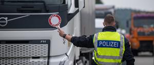Polizisten kontrollieren Fahrzeuge auf der A64 bei Trier (Symbolbild).