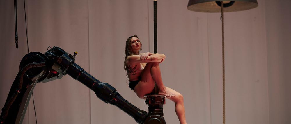 Mit einer freizügigen und blutigen Performance hat die Künstlerin Florentine Holzinger einige Opern-Besucher zu stark schockiert.