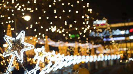 Außenansicht der Beleuchtung des Weihnachtsmarktes mit Sternen und Weihnachtsbäumen am Kurfürstendamm