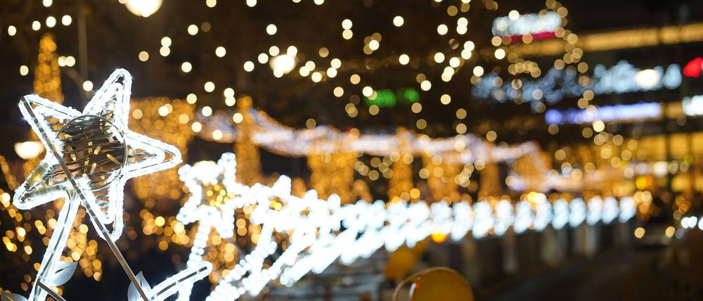 Außenansicht der Beleuchtung des Weihnachtsmarktes mit Sternen und Weihnachtsbäumen am Kurfürstendamm