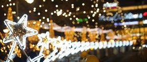 Außenansicht der Beleuchtung des Weihnachtsmarktes mit Sternen und Weihnachtsbäumen am Kurfürstendamm