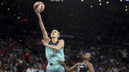 Leonie Fiebich zieht in den Play-offs gegen Las Vegas an Jackie Young vorbei zum Korb.