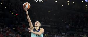 Leonie Fiebich zieht in den Play-offs gegen Las Vegas an Jackie Young vorbei zum Korb.