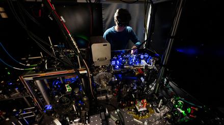 Quantencomputing bedeutet noch viel Handarbeit: Im Verbund lassen sich die Probleme der Technologie leichter lösen.