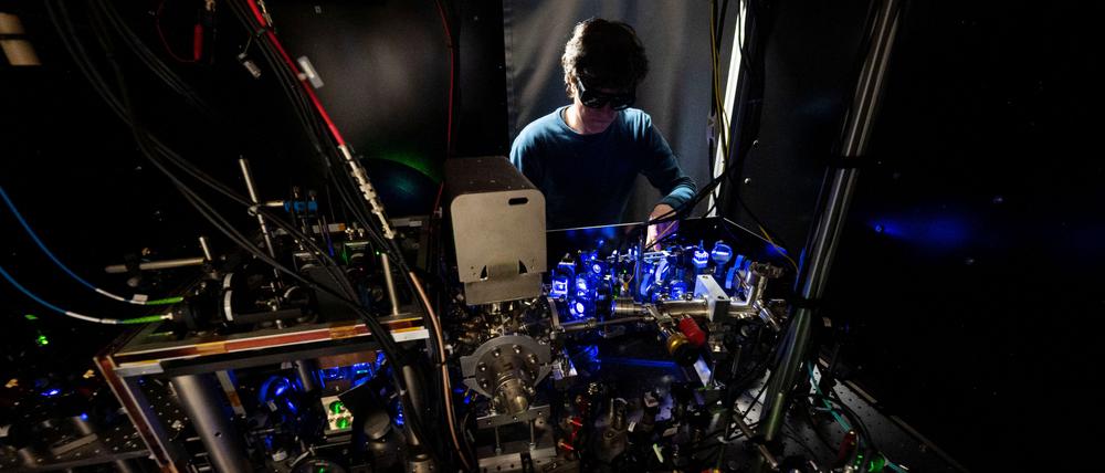 Quantencomputing bedeutet noch viel Handarbeit: Im Verbund lassen sich die Probleme der Technologie leichter lösen.