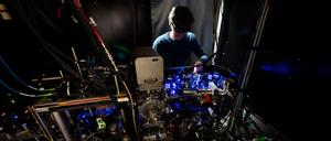 Quantencomputing bedeutet noch viel Handarbeit: Im Verbund lassen sich die Probleme der Technologie leichter lösen.