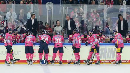 Pink in the Rink. Trainer Serge Aubin redet mit der Mannschaft.
