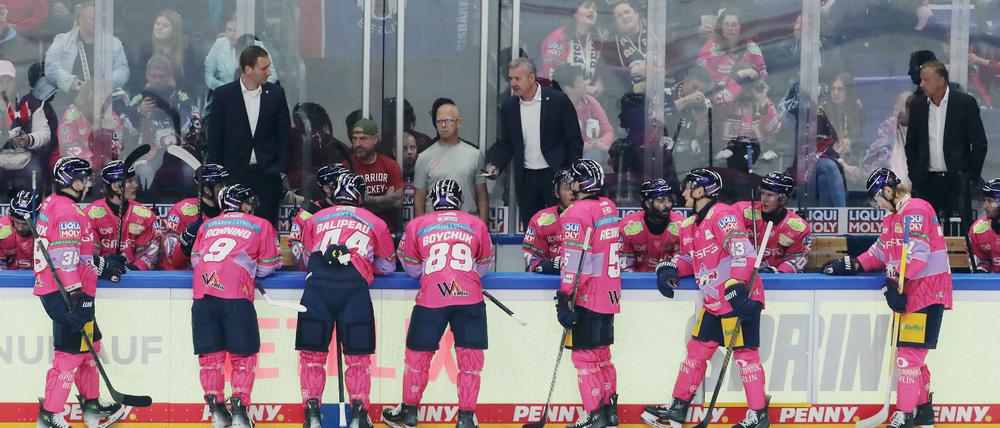 Pink in the Rink. Trainer Serge Aubin redet mit der Mannschaft.